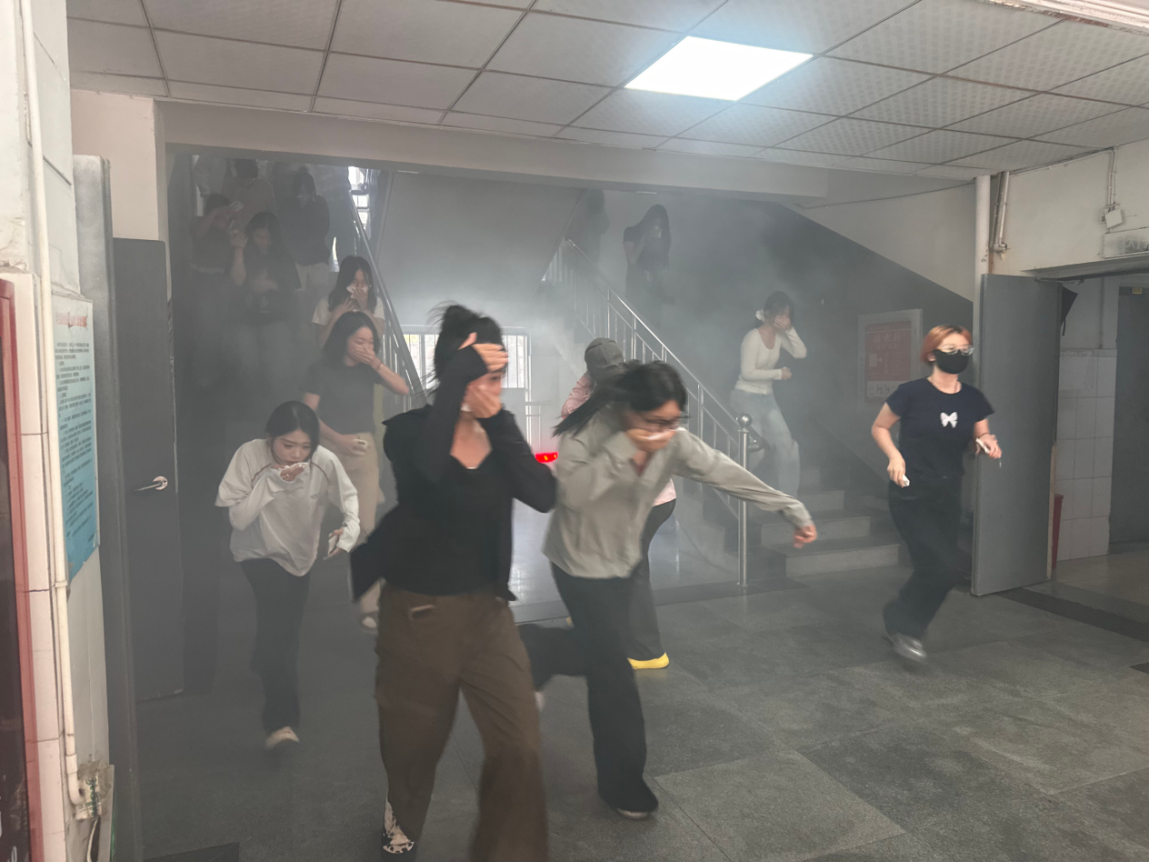 实战应急逃生 筑牢安全防线 | 人工智能学院开展宿舍消防应急疏散实战演练